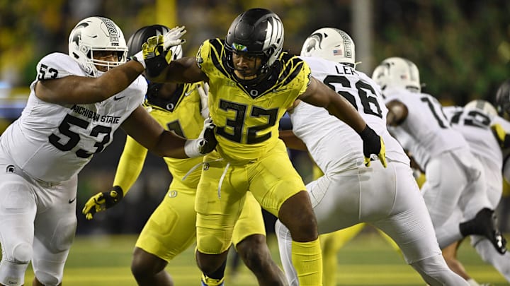 Oct 4, 2024; Eugene, Oregon, USA; Oregon Ducks linebacker Emar'rion Winston (32) breaks away from Michigan State Spartans offensive lineman Brandon Baldwin (53) during the second half at Autzen Stadium. Mandatory Credit: Troy Wayrynen-Imagn Images