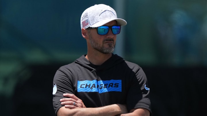 Jun 16, 2025; El Segundo, CA, USA; Los Angeles Chargers defensive coordinator Jesse Minter watches during organized team activities at The Bolt. Mandatory Credit: Kirby Lee-Imagn Images Jun 16, 2025; El Segundo, CA, USA; Los Angeles Chargers defensive coordinator Jesse Minter watches during organized team activities at The Bolt. Mandatory Credit: Kirby Lee-Imagn Images