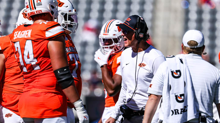 Oct 4, 2025; Tucson, Arizona, USA; Oklahoma State Cowboys interim head coach Doug Meacham talks to players during a timeout that took place during the third quarter of the game against the Arizona Wildcats at Arizona Stadium. Mandatory Credit: Aryanna Frank-Imagn Images Oct 4, 2025; Tucson, Arizona, USA; Oklahoma State Cowboys interim head coach Doug Meacham talks to players during a timeout that took place during the third quarter of the game against the Arizona Wildcats at Arizona Stadium. Mandatory Credit: Aryanna Frank-Imagn Images