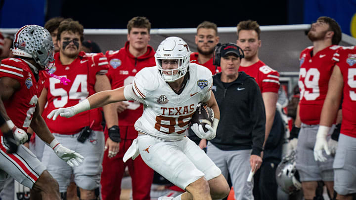 Texas Longhorns tight end Gunnar Helm runs the ball down the sideline in the fourth quarter.