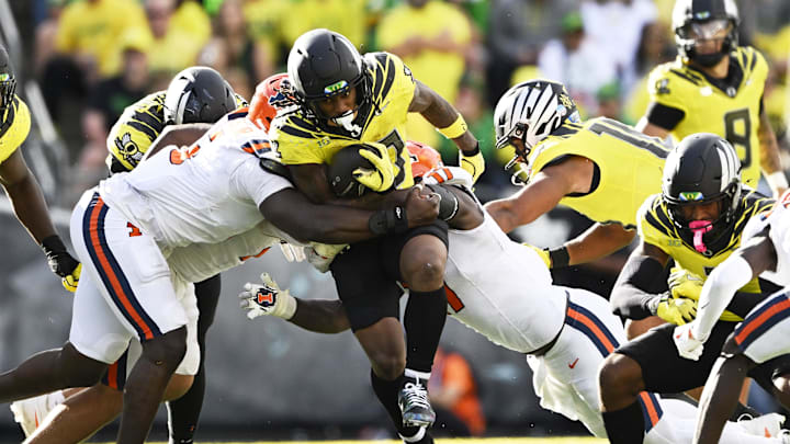 Oct 26, 2024; Eugene, Oregon, USA; Oregon Ducks running back Jordan James (20) breaks away from Illinois Fighting Illini defenders during the second half at Autzen Stadium. Mandatory Credit: Troy Wayrynen-Imagn Images