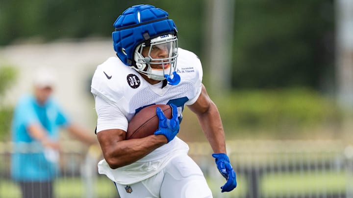 Indianapolis Colts running back Jonathan Taylor (28) takes off on a run Monday, July 28, 2025, during training camp held at Grand Park in Westfield.
