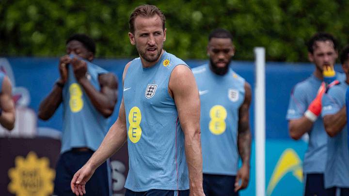 Forward Harry Kane, center, walks the field as the England national football team works out at The Gardens North County District Park in Palm Beach Gardens, Fla., on June 2, 2026.
