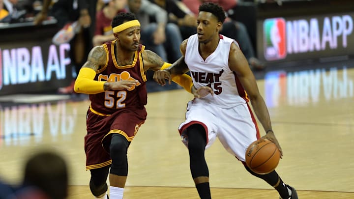 Oct 30, 2015; Cleveland, OH, USA; Cleveland Cavaliers guard Mo Williams (52) Miami Heat guard Mario Chalmers (15) at Quicken Loans Arena. Mandatory Credit: Ken Blaze-Imagn Images Oct 30, 2015; Cleveland, OH, USA; Cleveland Cavaliers guard Mo Williams (52) Miami Heat guard Mario Chalmers (15) at Quicken Loans Arena. Mandatory Credit: Ken Blaze-Imagn Images