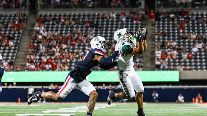 Aug 30, 2025; Tucson, Arizona, USA; Hawaii Rainbow Warriors wide receiver Max Ware (7) catches the ball while Arizona Wildcats defensive back Gavin Hunter (23) begins to push him out of bounds during the fourth quarter of the game at Arizona Stadium. Mandatory Credit: Aryanna Frank-Imagn Images Aug 30, 2025; Tucson, Arizona, USA; Hawaii Rainbow Warriors wide receiver Max Ware (7) catches the ball while Arizona Wildcats defensive back Gavin Hunter (23) begins to push him out of bounds during the fourth quarter of the game at Arizona Stadium. Mandatory Credit: Aryanna Frank-Imagn Images