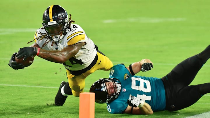 Pittsburgh Steelers running back Benny Snell Jr. (24) dives for a late second quarter touchdown while being defended by Jacksonville Jaguars linebacker Chad Muma (48). The Jacksonville Jaguars hosted the Pittsburg Steelers in pre-season football at TIAA Bank Field in Jacksonville, FL Saturday, August 20, 2022. The Steelers led at the half 7-6.
Jki 082022 Bs Jags Vs Steelers 05 Pittsburgh Steelers running back Benny Snell Jr. (24) dives for a late second quarter touchdown while being defended by Jacksonville Jaguars linebacker Chad Muma (48). The Jacksonville Jaguars hosted the Pittsburg Steelers in pre-season football at TIAA Bank Field in Jacksonville, FL Saturday, August 20, 2022. The Steelers led at the half 7-6.
Jki 082022 Bs Jags Vs Steelers 05