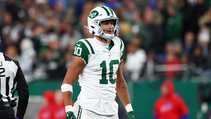 Oct 14, 2024; East Rutherford, New Jersey, USA; New York Jets wide receiver Allen Lazard (10) reacts after catching a pass for a first down against the Buffalo Bills during the second half at MetLife Stadium. Oct 14, 2024; East Rutherford, New Jersey, USA; New York Jets wide receiver Allen Lazard (10) reacts after catching a pass for a first down against the Buffalo Bills during the second half at MetLife Stadium.