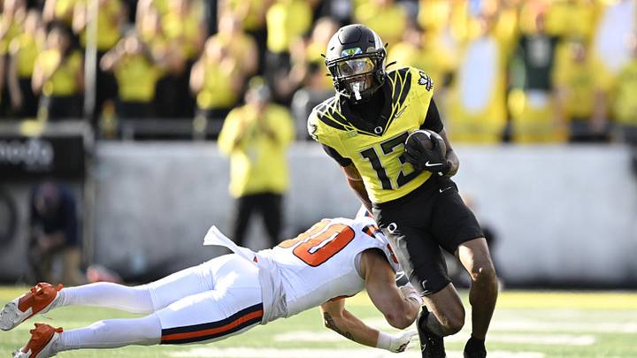 Oct 26, 2024; Eugene, Oregon, USA; Oregon Ducks defensive back Sione Laulea (13) returns an interception during the second half against the Illinois Fighting Illini at Autzen Stadium. Mandatory Credit: Troy Wayrynen-Imagn Images Oct 26, 2024; Eugene, Oregon, USA; Oregon Ducks defensive back Sione Laulea (13) returns an interception during the second half against the Illinois Fighting Illini at Autzen Stadium. Mandatory Credit: Troy Wayrynen-Imagn Images