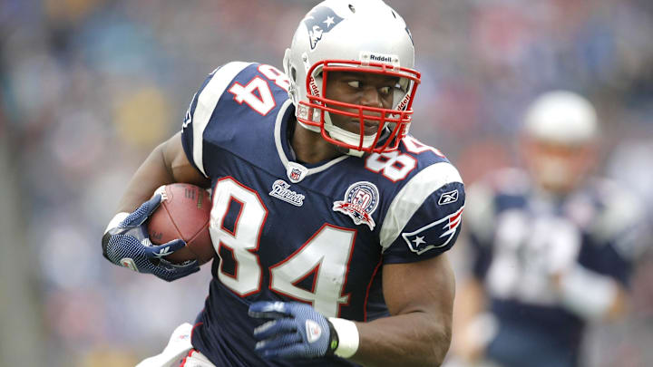 Dec 27, 2009; Foxborough, MA, USA; New England Patriots tight end Benjamin Watson (84) runs the ball against the Jacksonville Jaguars during the first quarter at Gillette Stadium. The Patriots defeated the Jaguars 35-7. Mandatory Credit: David Butler II-Imagn Images