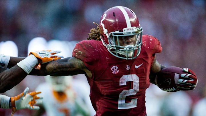 Alabama running back Derrick Henry (2) carries in the go-ahead touchdown late in the fourth quarter