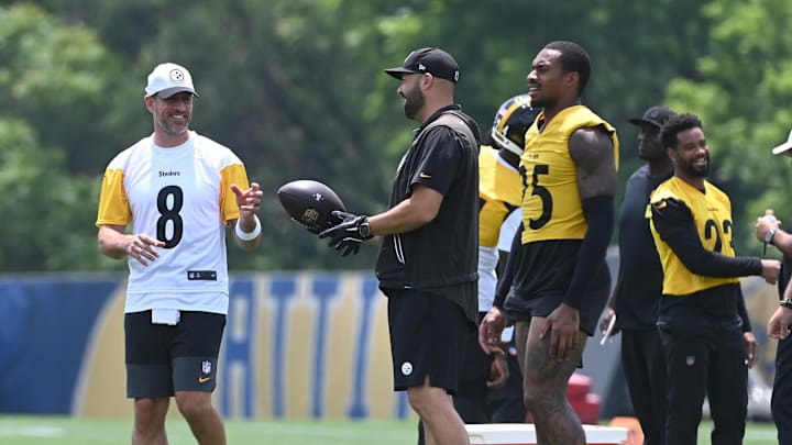 Aaron Rodgers hasn't been reluctant to help rookie quarterback Will Howard in their first few days as teammates with the Steelers.