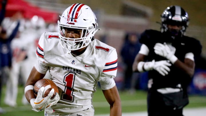 Oakland's Craig Tutt (1) runs the ball into the end zone for a touchdown against Houston during the Class 6A Championship game on Saturday, Dec. 7, 2024, at Finley Stadium, in Chattanooga.