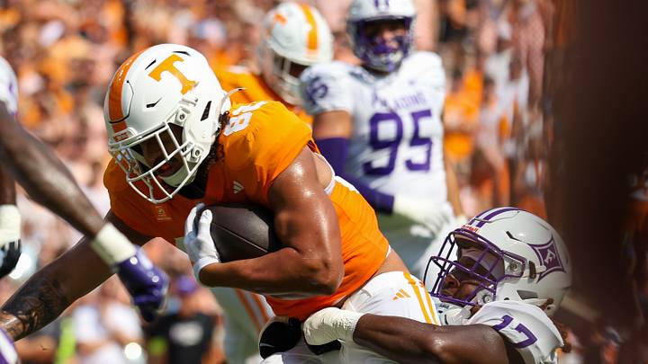 Sep 5, 2026; Knoxville, Tennessee, USA; Tennessee Volunteers tight end Trent Thomas (82) runs the ball against the Furman Paladins during the first quarter at Neyland Stadium. Mandatory Credit: Randy Sartin-Imagn Images Sep 5, 2026; Knoxville, Tennessee, USA; Tennessee Volunteers tight end Trent Thomas (82) runs the ball against the Furman Paladins during the first quarter at Neyland Stadium. Mandatory Credit: Randy Sartin-Imagn Images