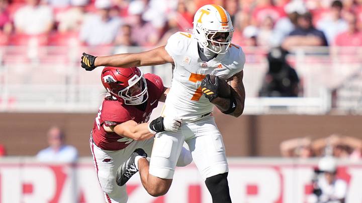 Tennessee tight end DaSaahn Brame (7) carries the ball during a college football game against Arkansas at Donald W. Reynolds Razorback Stadium in Fayetteville, Ark., on Oct. 10, 2026.
