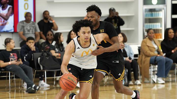 Bradyen Burries of the West team drives to the basket during practice for the 2025 McDonald's All American Games in Brooklyn (N.Y.).