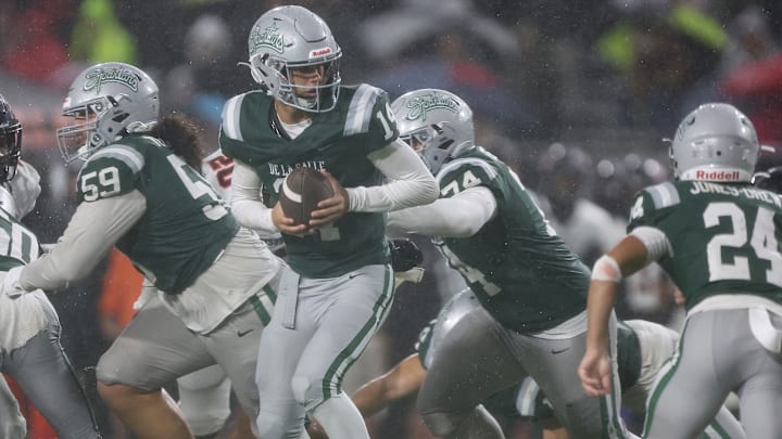 De La Salle quarterback Brayden Knight did a lot of handing off during his junior season.
