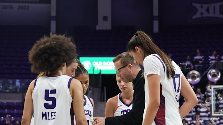 Mark Campbell talking up plays on a timeout Mark Campbell talking up plays on a timeout