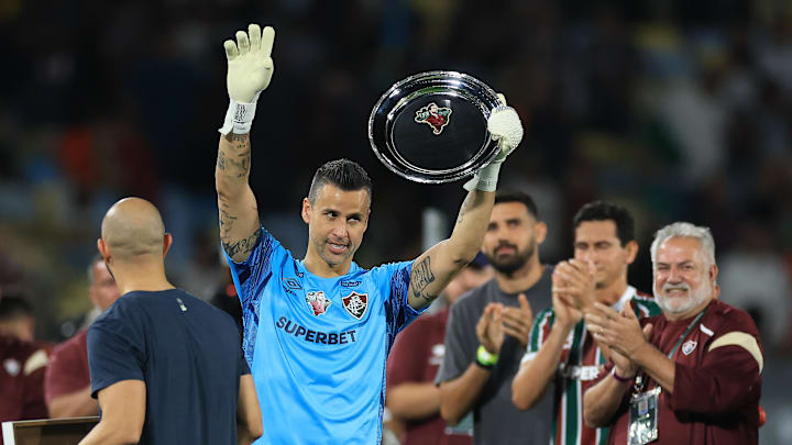 Fábio was presented with a commemorative dish and painting after racking up his 1,391st career appearance. Fábio was presented with a commemorative dish and painting after racking up his 1,391st career appearance.