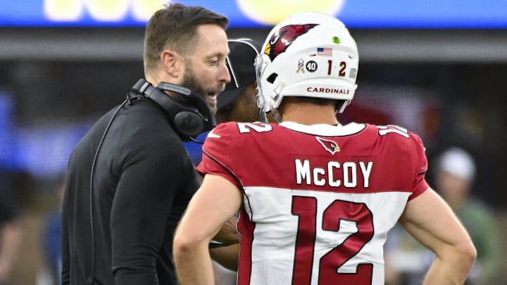 Arizona Cardinals head coach Kliff Kingsbury talks to backup QB Colt McCoy in their Week 10 matchup. 
