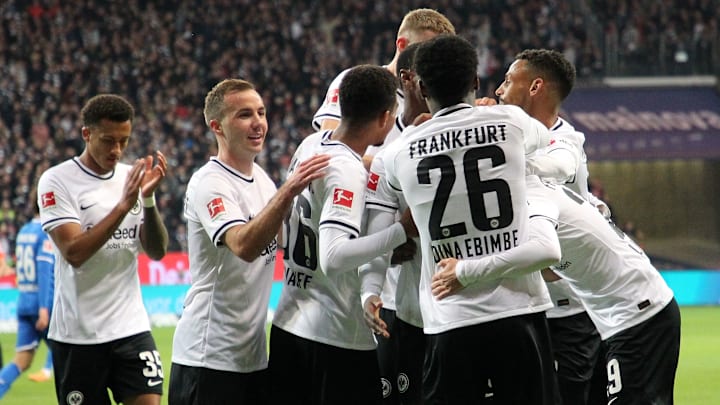 Kolo Muani wird nach seinem Tor gegen Hoffenheim von den Kollegen gefeiert.