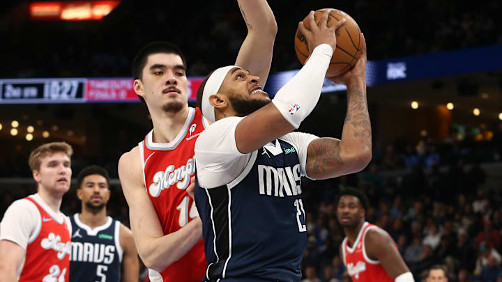 Jan 6, 2025; Memphis, Tennessee, USA; Dallas Mavericks center Daniel Gafford (21) drives to the basket as Memphis Grizzlies center Zach Edey (14) defends during the second quarter at FedExForum. Mandatory Credit: Petre Thomas-Imagn Images