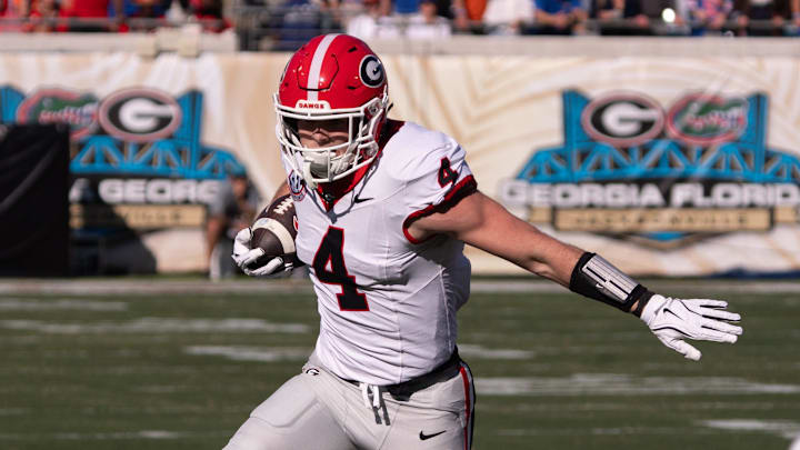 Georgia Bulldogs tight end Oscar Delp (4) avoids Florida Gators defensive back Sharif Denson (0) in the first quarter in an NCAA football game, Saturday, Nov. 1, 2025, at EverBank Stadium in Jacksonville, Fla.[Doug Engle/Florida Times-Union]