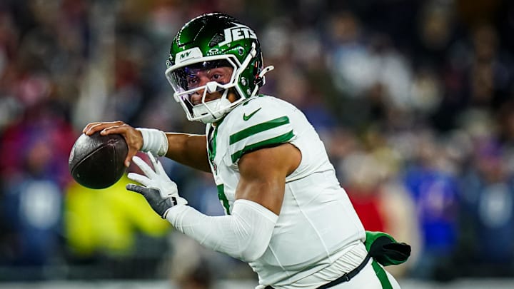 Nov 13, 2025; Foxborough, Massachusetts, USA; New York Jets quarterback Justin Fields (7) looks to pass the ball against the New England Patriots in the third quarter at Gillette Stadium. Mandatory Credit: David Butler II-Imagn Images Nov 13, 2025; Foxborough, Massachusetts, USA; New York Jets quarterback Justin Fields (7) looks to pass the ball against the New England Patriots in the third quarter at Gillette Stadium. Mandatory Credit: David Butler II-Imagn Images