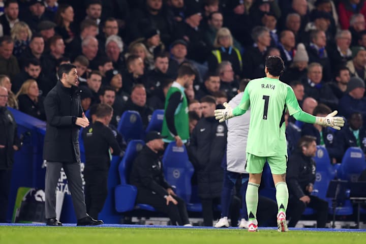 ดาบิด ราย่า (ขวา) กำลังโบกมือ