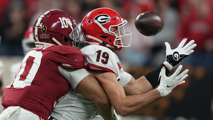 Jan 10, 2022; Indianapolis, IN, USA; Georgia Bulldogs tight end Brock Bowers (19) catches a pass against Alabama Crimson Tide linebacker Henry To'oTo'o (10) during the second quarter of the 2022 CFP college football national championship game at Lucas Oil Stadium. Mandatory Credit: Kirby Lee-Imagn Images Jan 10, 2022; Indianapolis, IN, USA; Georgia Bulldogs tight end Brock Bowers (19) catches a pass against Alabama Crimson Tide linebacker Henry To'oTo'o (10) during the second quarter of the 2022 CFP college football national championship game at Lucas Oil Stadium. Mandatory Credit: Kirby Lee-Imagn Images
