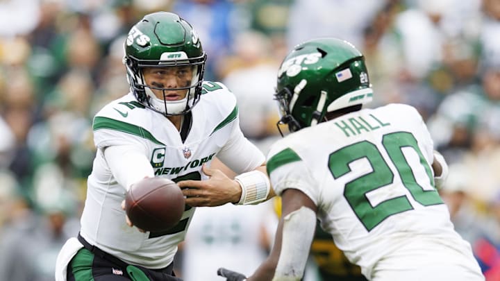Oct 16, 2022; Green Bay, Wisconsin, USA;  New York Jets quarterback Zach Wilson (2) hands the