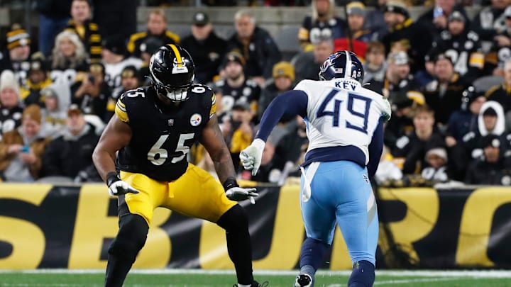 Nov 2, 2023; Pittsburgh, Pennsylvania, USA;  Pittsburgh Steelers offensive tackle Dan Moore Jr. (65) prepares to block against Tennessee Titans linebacker Arden Key (49) during the second quarter at Acrisure Stadium. Mandatory Credit: Charles LeClaire-Imagn Images