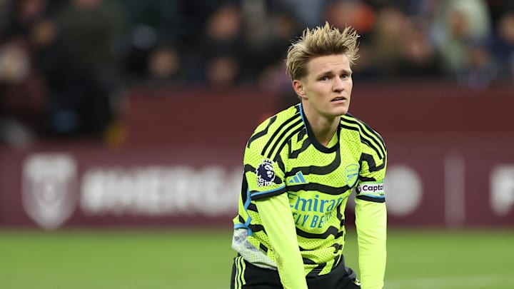 Aston Villa v Arsenal FC - Premier League
