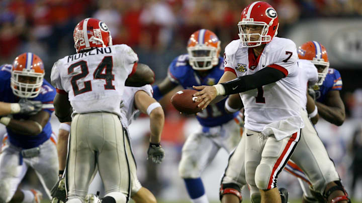 Oct 27, 2007; Jacksonville, FL, USA; Georgia Bulldogs quarterback Matthew Stafford (7) hands off to running back Knowshon Moreno (24) during the fourth quarter against the Florida Gators at Jacksonville Municipal Stadium in Jacksonville, Florida. Georgia defeated Florida 42-30. Mandatory Credit: Jason Parkhurst-Imagn Images Copyright © 2007 Jason Parkhurst