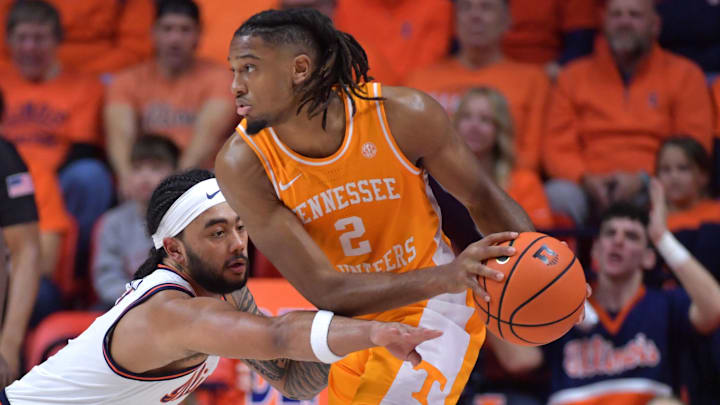 Tennessee guard Chaz Lanier tries to get around the Illinois defense during their game Saturday.