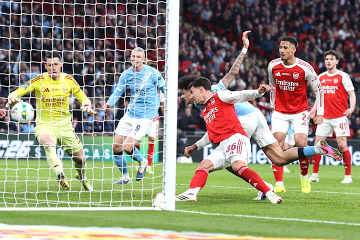 นิโค โอไรลี่ย์ โหม่งประตูให้แมนเชสเตอร์ ซิตี้จากระยะใกล้