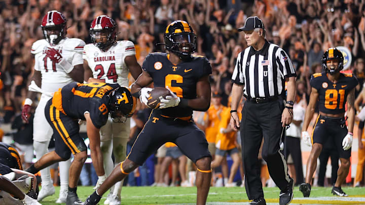 Sep 30, 2023; Knoxville, Tennessee, USA; Tennessee Volunteers running back Dylan Sampson (6) runs for a touchdown against the South Carolina Gamecocks during the second half at Neyland Stadium. Mandatory Credit: Randy Sartin-Imagn Images