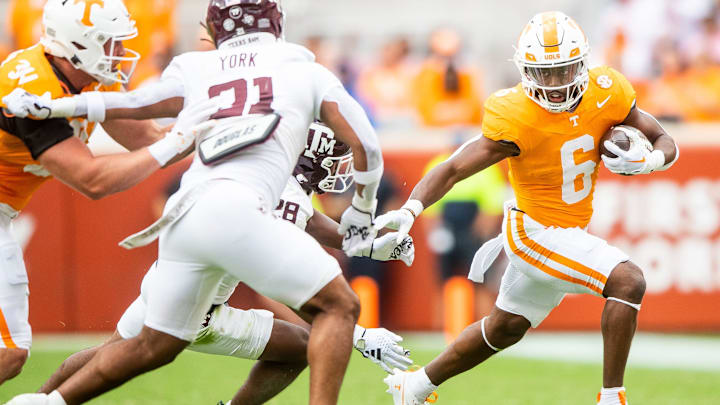 Tennessee running back Dylan Sampson (6) runs the ball during a football game between Tennessee and Tennessee running back Dylan Sampson (6) runs the ball during a football game between Tennessee and