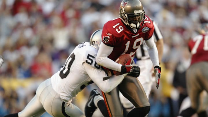 Keyshawn Johnson runs after the catch