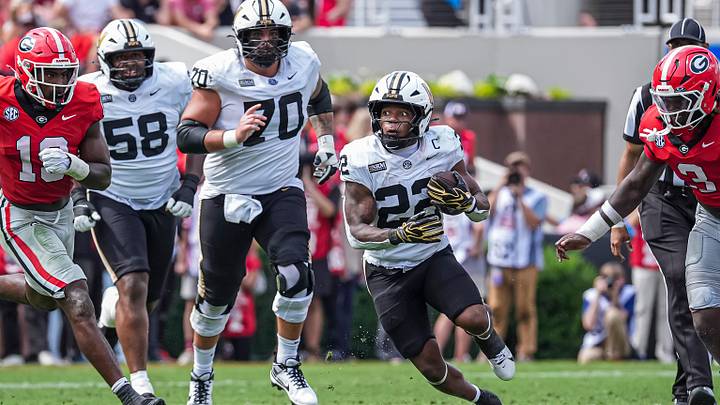 Oct 3, 2026; Athens, Georgia, USA; Vanderbilt Commodores running back Makhilyn Young (22) runs the ball against the Georgia Bulldogs during the first half at Sanford Stadium. Mandatory Credit: Dale Zanine-Imagn Images Oct 3, 2026; Athens, Georgia, USA; Vanderbilt Commodores running back Makhilyn Young (22) runs the ball against the Georgia Bulldogs during the first half at Sanford Stadium. Mandatory Credit: Dale Zanine-Imagn Images