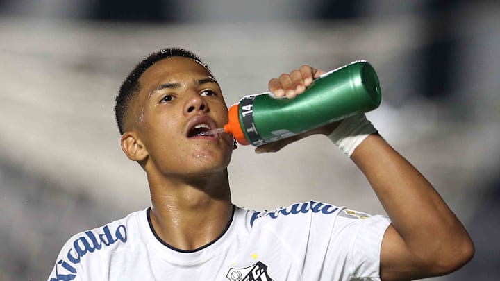 Atacante de 18 anos já ultrapassou 100 jogos como profissional