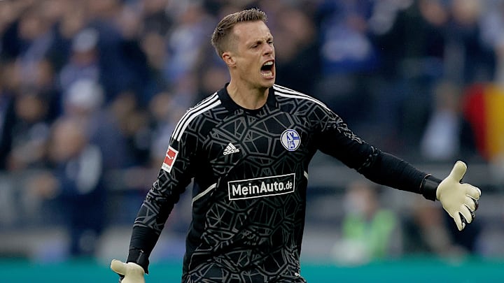 Schalkes Torhüter Alexander Schwolow stand nach der 0:4-Pleite in Leverkusen Rede und Antwort