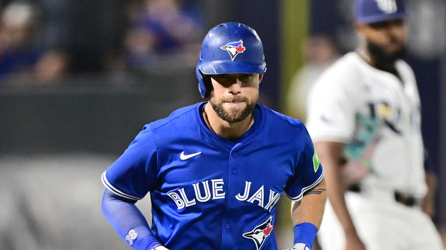 Blue Jays survive controversial home run call in Tampa Bay