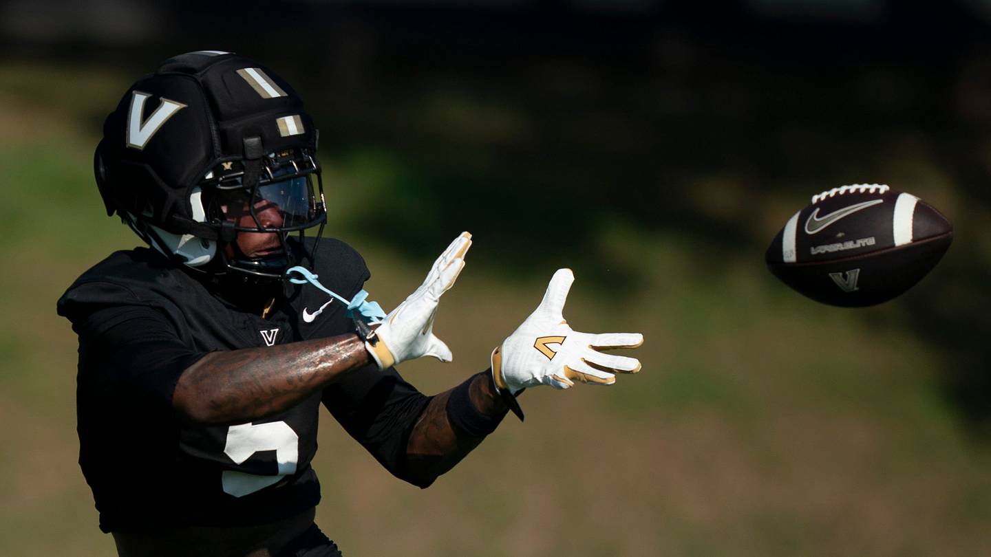 Allenamento di Vanderbilt, giocatori in azione sul campo, attenzione al gioco offensivo