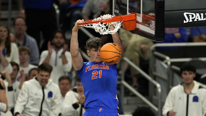 Apr 7, 2025; San Antonio, TX, USA; Florida Gators forward Alex Condon (21) dunks the ball against the Houston Cougars during the second half in the national championship game of the Final Four of the 2025 NCAA Tournament at the Alamodome. Apr 7, 2025; San Antonio, TX, USA; Florida Gators forward Alex Condon (21) dunks the ball against the Houston Cougars during the second half in the national championship game of the Final Four of the 2025 NCAA Tournament at the Alamodome.