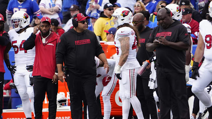 Sep 8, 2024; Orchard Park, New York, USA; Arizona Cardinals offensive coordinator Drew Petzing speaks with Arizona Cardinals linebacker Dennis Gardeck (45) during the first half at Highmark Stadium. Mandatory Credit: Gregory Fisher-Imagn Images Sep 8, 2024; Orchard Park, New York, USA; Arizona Cardinals offensive coordinator Drew Petzing speaks with Arizona Cardinals linebacker Dennis Gardeck (45) during the first half at Highmark Stadium. Mandatory Credit: Gregory Fisher-Imagn Images