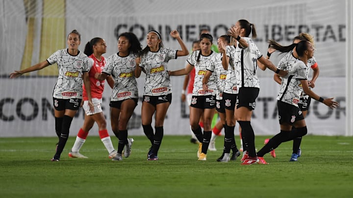 Após triunfar na estreia, as Brabas do Timão irão enfrentar as Vingadoras no Independência nesta segunda-feira (14) Após triunfar na estreia, as Brabas do Timão irão enfrentar as Vingadoras no Independência nesta segunda-feira (14)