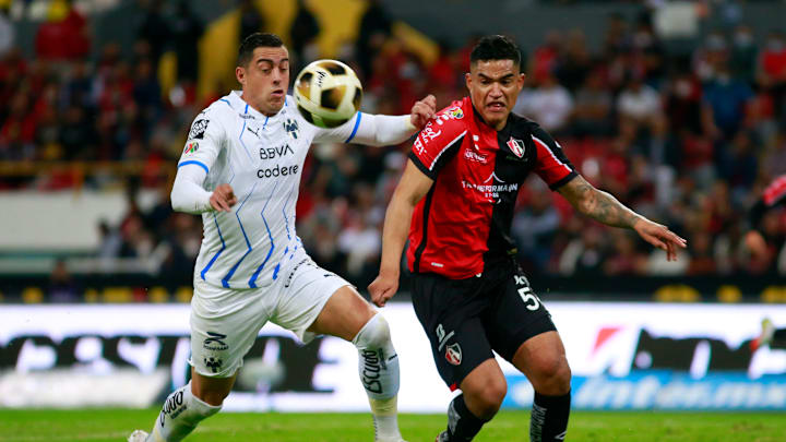 Rogelio Funes Mori y Anderson Santamaría en la disputa de un balón. Rogelio Funes Mori y Anderson Santamaría en la disputa de un balón.