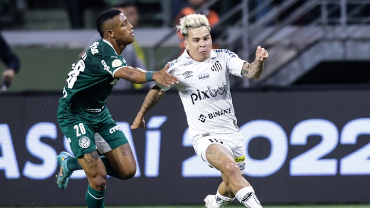 Danilo foi expulso no início do segundo tempo do clássico