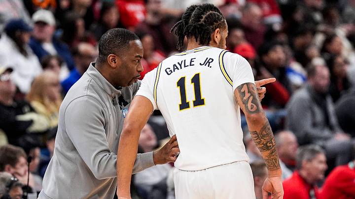 Michigan assistant coach Mike Boynton Jr. talks to guard Roddy Gayle Jr. (11) before a play against Ohio State during the first half of Big Ten tournament quarterfinal at United Center in Chicago on Friday, March 13, 2026.
