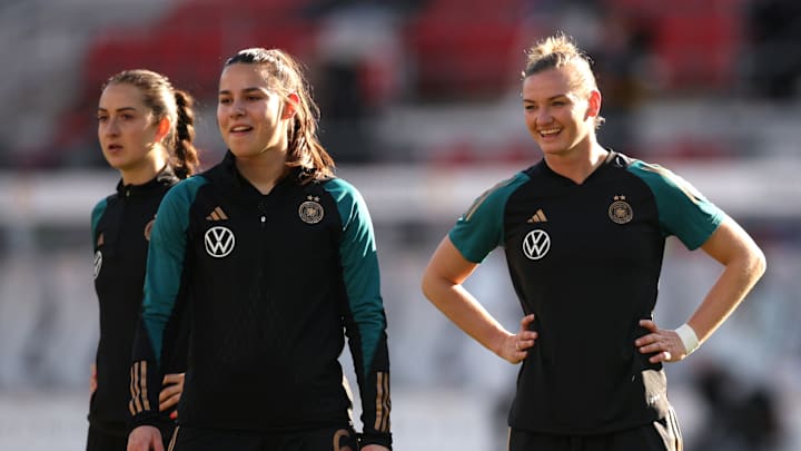 Die Nationalspielerinnen Sara Däbritz, Lena Oberdorf und Alexandra Popp (von links)